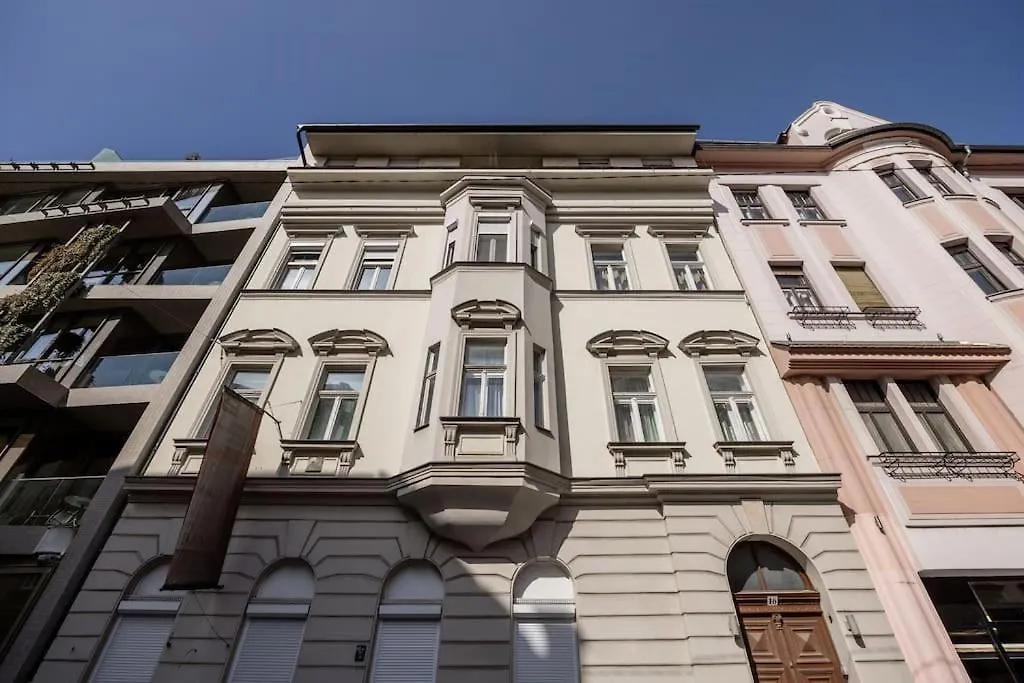 Relaxing Spacious Balcony Super Central Near Opera Budapest Hungary