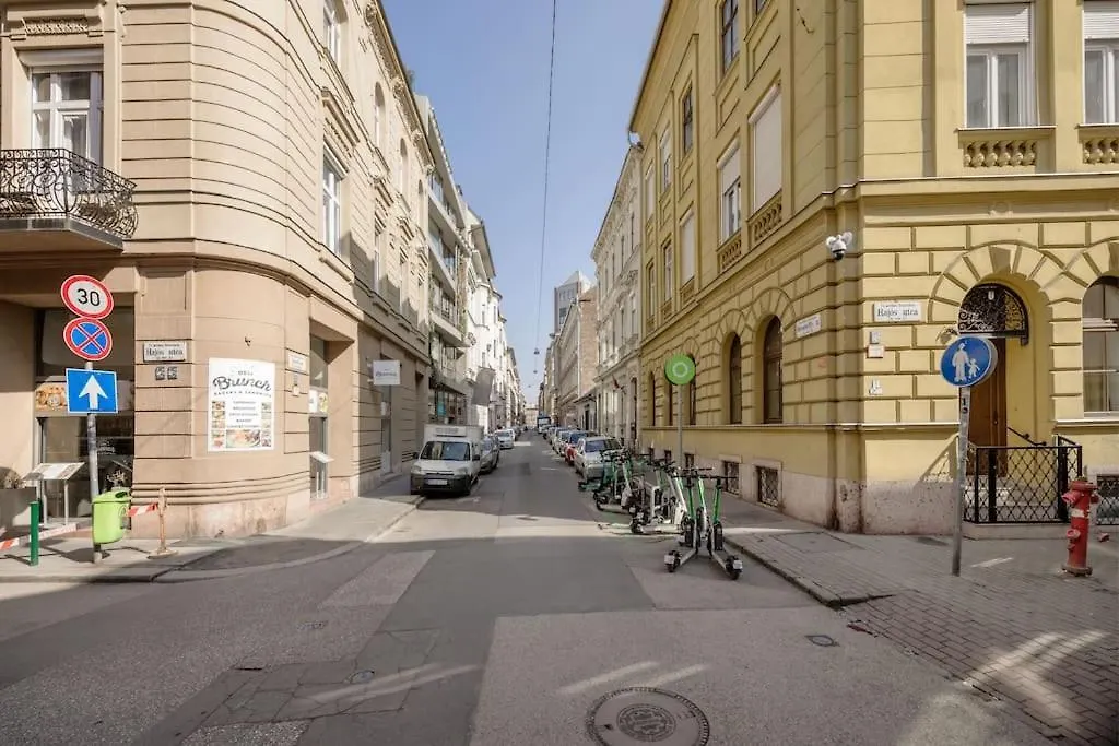 Relaxing Spacious Balcony Super Central Near Opera Budapest